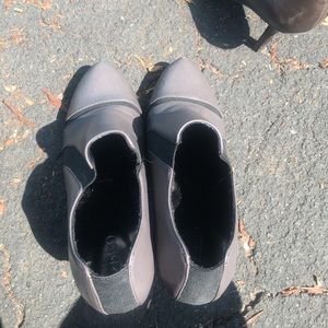 Liz & co light purple and black booties size 9.5